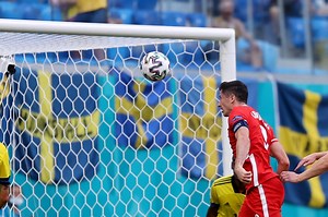 Watch Lewandowski miss open goal from TWO YARDS out as striker rattles bar TWICE