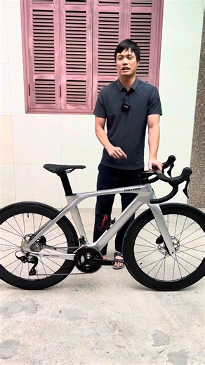 Phần 7 của 🔥🔥🔥Hotline: 0947191590 🔥Xe đạp đua Road Twitter T10 Pro Full Group Shimano 105 R7120 Bánh Carbon (2026) Giá: 32tr • Khung: Carbon Nano siêu nhẹ, thiết kế khí động học (Aero), đi dây âm toàn bộ (Full Internal Cable Routing) • Càng: Carbon nguyên khối 700C • Bộ phanh: Phanh đĩa dầu thủy lực Shimano 105 (heo dầu Flat Mount) • Tay đề: Shimano 105 R7120 2x12 Speed (phanh dầu, sang số cơ) • Gạt đĩa: Shimano 105 R7100 • Củ đề: Shimano 105 R7100 12 Speed • Đùi đĩa: Shimano 105 FC-R7100 tr