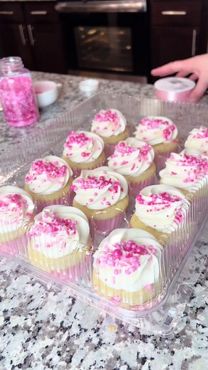 🥰 #smallbusiness #bakery #baking #cupcakedecorating #decoratingcupcakes #cakedecoration