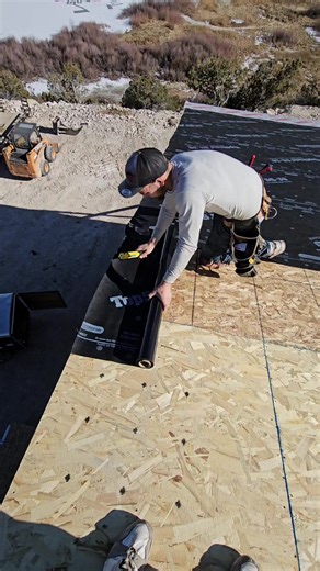 runnin felt #roofing #roofer #ruferos #satisfying #fyp #foryou #fastestroofer #construction #shingles #asmr #bestroofer #viral #roofersoftiktok