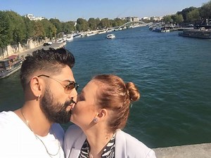 Soţia lui CONNECT-R a înnebunit bărbaţii cu decolteul ei generos! Cum s-a putut filma MISHA