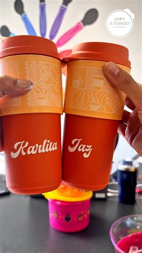 ¡El café sabe mejor con Tupperware! Este 1° de octubre celebra el Día Internacional del Café con estilo y lleva tu favorito siempre contigo. Eco Vaso Café del Día es tu mejor aliado para acompañarte a donde vayas. Tip sustentable: Lleva tu Eco Vaso y evita el uso de plásticos de un solo uso. ¡Haz que cada café cuente también por el planeta! Consíguelo en TT10 con un emprendedor Tupperware y celebra el #DíaDelCafé Comparte tu ritual usando #MomentoCafé y presume tu estilo en redes. | Tupperware M