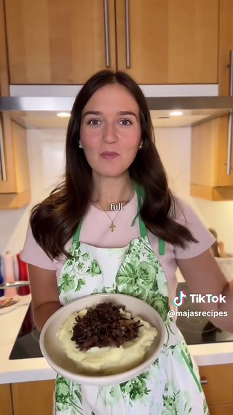 day 18/30: Easy Chuck Roast Recipe✨ FULL RECIPE LINKED IN BIO!! 🥰 orrr go comment on my ig to have the full recipe sent to you! This is the tastiest weeknight meal ever!! The oven does all the work… Bound to become a weekly staple! Or google “chuck roast majas recipes” 🫶🏻 Elevate your weeknight meal game with this recipe! Welcome to my 30 days of my most viral recipes!♥️ Follow along for more quick & easy recipes!! Stay Hungry, Maja♥️👩🏻‍🍳 See you tomorrow for day 19 !! 🫶🏻 #easyrecipe #ea