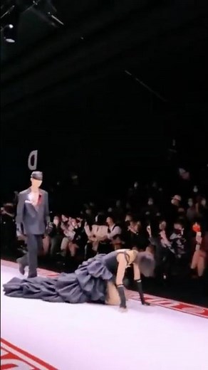 Models FALLING on the Runway! #model #runway #fashionshow #shorts