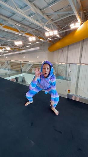 La nouvelle piscine du complexe aquatique de Laval est vraiment super; seul petit problème, je crois qu’il y a là une invasion de dragons… 🤣🎃✨. Joyeuse Halloween à tous! 🎥 @aidan_heslop | Lysanne Richard