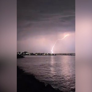 San Diego lightning strikes captured in slow motion | The Independent
