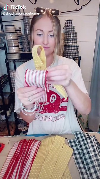 Handmade Bow Tutorial: Easy DIY Door Hanger Sign