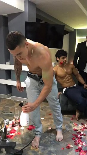 Preparando nuestro San Valentín EMPIRE ♥️ Quieres celebrar con nosotros?🌹 #sanvalentin #fyp #models #empire #fypシ #viral