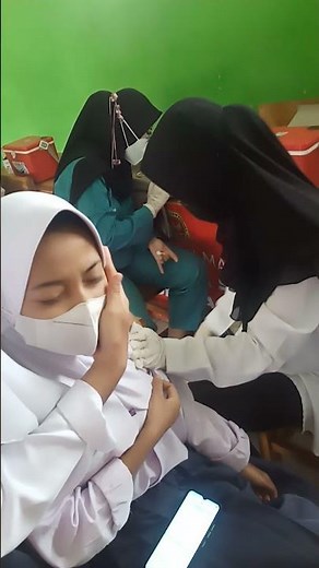 Siswi SMA di vaksin malah mendesah ⁉️ #short #shorts #shortvideo #vaksinSMA #mendesah #vaksinBIN