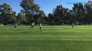 🎤 BVB-Reporter Jürgen Koers mit den wichtigsten Neuigkeiten aus Marbella rund um sich lindernde Personalsorgen und Gerüchten um Thorgan Hazard. ✍️ Den Text mit den Infos rund ums Personal und die Bilder zum heutigen Training gibt es hier 👉 https://bit.ly/2AAGjIg | Borussia Dortmund - BVB