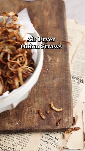Crispy Air Fryer Onion Straws: Healthy & Delicious!