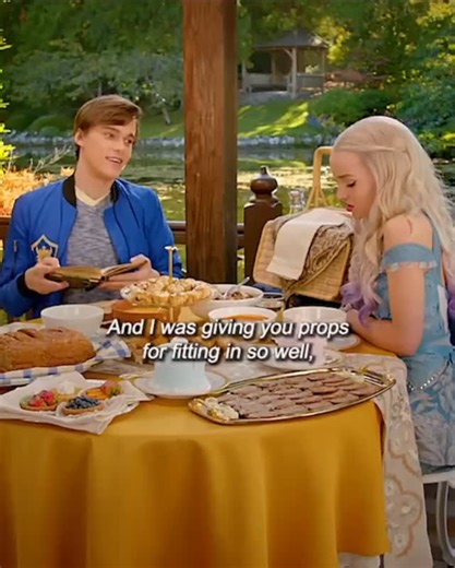 Deva on Instagram: "日本利用压电瓷砖将脚步转化为电能。这些瓷砖 捕捉来自你脚步的动能。当你行走时,你的重量和动作会对瓷砖 产生 压力。瓷砖会轻微弯曲,从而产生机械应力。瓷砖内部的压 电材料将这种应力转化为电能。每一步都会产生少量电荷,而数 百万步结合在一起就能产生足够的电力来驱动LED灯、数字显示 屏和传感器。在像涩谷车站这样繁忙的地方,每天大约有240万 个脚步为这一系统作出贡献。这些电能可以被储存或立即使用, 从而减少对传统电力来源的依赖,并支持可持续的城市基础设 施。这种方法将日常运动转化为实用的可再生能源#日本 #知识 #事实#你知道吗#推荐科技创新...."