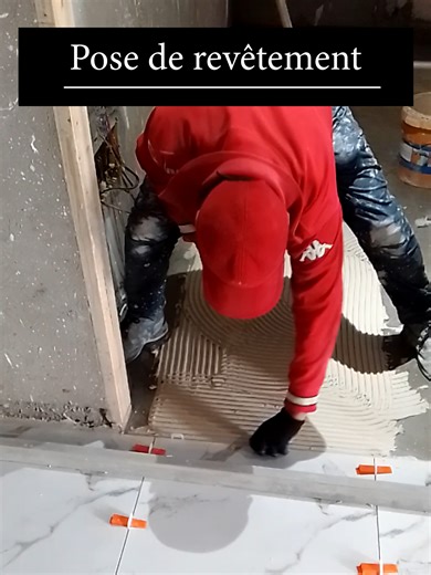 🏗️ L’art de la pose en phase de finition. La qualité esthétique d'un ouvrage n'est jamais le fruit du hasard, mais la rigueur de sa mise en œuvre : 1.Encollage : Distribution uniforme du ciment-colle. 2.Adhérence : Pose à plein pour une structure durable et sans résonance. 3.Nivellement : Vérification systématique de la planéité. La durabilité commence sous le revêtement. 👇 🟢 Contact - Karim Conception : 📞 Whatsapp - 52 906 733 🔗 karimconception.com 📩 contact@karimconception.com 📍 Slimane