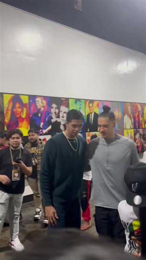 WATCH: DEATH 5 MINI REUNION 💀✋ LOOK: Arwind Santos is in attendance for San Miguel Beer. So are June Mar Fajardo, Chris Ross and Marcio Lassiter. All that’s missing is Alex Cabagnot! #PBA50 | via Rommel Fuertes Jr., Inquirer Sports •⁠ Follow our PBA live updates here: https://inqnews.net/PBASeason50SemisGame5 | Inquirer Sports