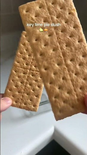 Key lime Pie Slushi?! It was so good you guys! Recipe 👇 • 1 cup Simply Limeade • 1/2 cup sweetened