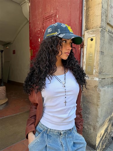 Come abbinare la canotta bianca con stile? Secondo Yasmin Barbieri, esattamente così
