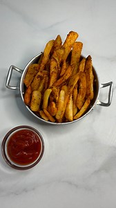 תפוחי אדמה צ׳יפס מתובלים ואפויים בתנור 🤤 אז איך מכינים ? נפזר צ׳יפס קפוא בתבנית נפזר שמן כף פפריקה מתוקה,חצי כפית ראס אל חנות,תבלין גריל , חצי כפית כמון , מלח , פלפל שחור נערבב טוב טוב ונכניס לתנור שחומם מראש 170 מעלות עד להשחמה וקריספיות 🤤🤤🤤🤤 וזהו !!! יש לנו את זה ‼️ תפוחי אדמה ב5 דק עבודה 💪 תשלחו את המתכון לעצלנים ✅ תשמרו את הסרטון כי אתם תשכחו 😜 ועד אזזזז עקבו לעוד מתכונים שוויםםםם😉 #המתכוניםשלאביאור #ציפס#תפוחיאדמה #ישראל#טעים#טעיםלי#יאמי#שף#שףפרטי #מתכון#מתכוןקל#מתכונים #food #foodb