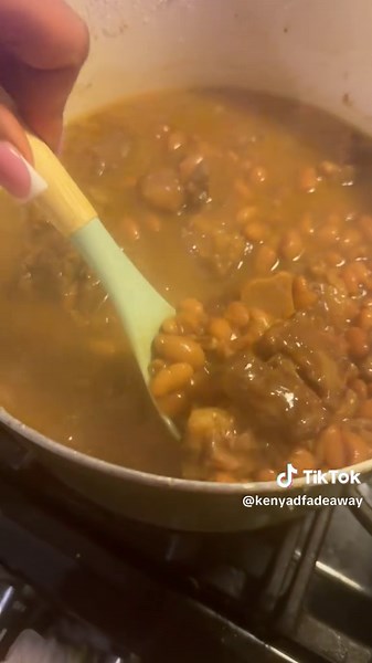 Delicious Oxtails with Pinto Beans and Cornbread