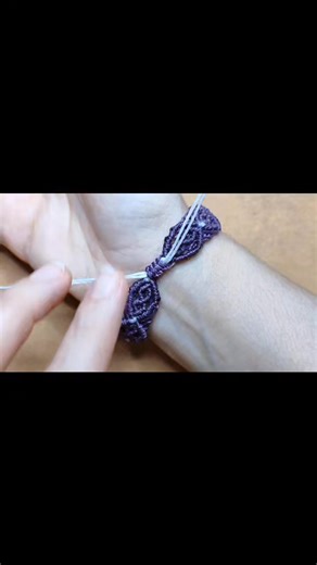 Pulseira macrame Rápida e Simples Modelo fácil, tutorial completo!🧵💖✨🌸 #macrame#macrametutorial#macramecommunity#pulseiramacrame#macramebracelet#macramelovers | Criativa Macrame