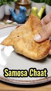 Samosa Chaat Recipe 🔥 Delhi Style Street Chaat in 10 mins! Crispy tangy sweet = heaven Ingredients (2 big plates | 10 mins only) • 4 medium samosas (ready or homemade) • 4–5 tbsp green chutney • 4–5 tbsp imli chutney • 1 small onion (finely chopped) • 1 Raddish (Grated) • 1 tsp each: chaat masala, roasted jeera powder, red chilli powder, black salt • Fresh coriander lemon juice Assembly → crush samosa → chole → Onion Raddish→ both chutneys → serve instantly! Tag your chaat gang! 👇 #SamosaChaat