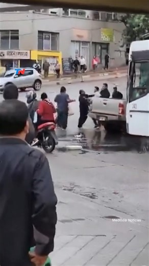 7.4M views · 100K reactions | MANEJABA BORRACHO Y CAUSÓ UN CAOS EN JUJUY Un joven de 19 años protagonizó un desastre vial en la zona de la Vieja Terminal en San Salvador de Jujuy. Conducía alcoholizado una Toyota Hilux, chocó contra un colectivo, postes de luz y comerciantes. Dejó a una mujer con fracturas y politraumatismos. El conductor fue detenido por vecinos y policías luego de múltiples colisiones. | TN Todo Noticias | Facebook