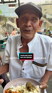 Hari itu, Warung Nasi BARU menghadirkan hidangan khas Idul Adha, gulai daging hangat dengan acar, sambal goreng kentang hati sapi, dan sayur gurame buncis yang menggugah selera. Menu sederhana bagi sebagian orang, namun begitu istimewa bagi mereka yang datang dengan langkah lelah dan perut lapar. Kami tahu, banyak dhuafa yang datang ke warung ini hidup di jalanan. Bahkan jika mereka mendapat daging kurban sekalipun, mereka tidak punya dapur untuk memasaknya, tidak ada kompor, tidak ada tempat pu