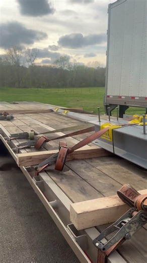 Getting showed up by the heavy hauler #hotshottrucking #heavyhauler