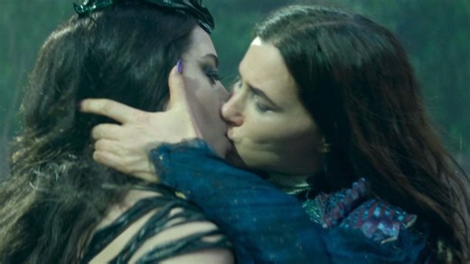 386K views · 12K reactions | 'Agatha All Along's Kathryn Hahn and Aubrey Plaza make MCU history with the franchise's first lesbian kiss. | Entertainment Tonight | Facebook