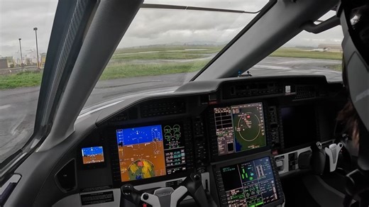 一镜到底，教各位看官开PC-24公务机