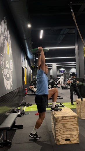 @hugohathlete on Instagram: "PLYO DAY 👇🏽 Pour qu’il soit efficace, tu dois respecter 4 règles : ⚡ Intention maximale de vitesse 🔢 Volume contrôlé (contacts au sol, pas fatigue inutile) 🧠 Être frais (travail neurologique, pas cardio) ⏱️ Repos suffisant entre les séries La pliométrie développe la raideur tendineuse, le cycle étirement–raccourcissement et le RFD. Si tu finis épuisé, tu l’as mal fait. Qualité > quantité. Enregistre 📌 et entraîne-toi intelligemment. ⸻ A Plyo Day isn’t just about