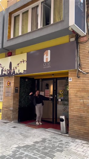 Tour of Hostel One Les Corts in Barcelona
