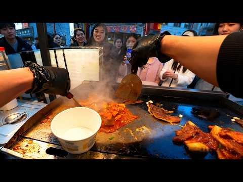 mouthwatering street-side grilled cold noodle snack.#satisfyingvideo #streetfood #delicious #美食