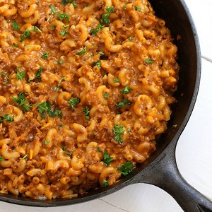 Homemade Cheeseburger Macaroni {Hamburger Helper Copycat}. Clean ingredients, tastes better than the boxed stuff and ready in 20 minutes! Recipe: http://www.daringgourmet.com/2016/02/29/homemade-hamburger-helper-cheeseburger-macaroni/ | The Daring Gourmet