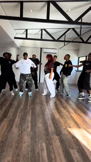 22 reactions | Kamo Mphela showcasing some killer moves with her dance crew. | The Hype Channel | Facebook