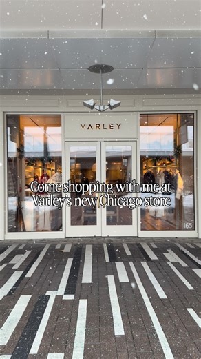 Comment LINK and I’ll send you a link to everything I tried on! Did you know @varley has a Chicago store at Oak Brook Mall?! Varley is one of my most-worn brands—I live in the DoubleSoft pieces all winter long—but I’ve always shopped the brand online. The store opened two months ago and is gorgeous! Shopping there was an experience and the winter collection may be my favorite @varley collection to date. Now through December 24, you can get a free Varley tote when you spend $150 at Varley’s Chica