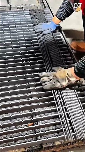 Assembling steel grating panels using welding process
