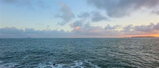 9.7K views · 248 reactions | Ce matin la pointe de Ploumanac'h s'éveille. Le granit rose boit la première lueur, la mer respire en silence et le jour glisse doucement... | Lokmickaël Photos d'amateur | Facebook