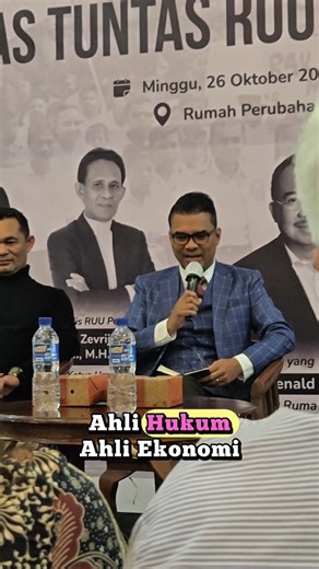 Bro Ron mode santui, mode dialog. Penakanan disini adalah, bagi-bagilah ilmu mu, suarakan isi hatimu, demi kebaikan bangsa. Walaupun banyak yang belum kuat mental menerima fakta sebenarnya. Kita tidak kekurangan orang pintar, tetapi melimpah dengan kaum dungu yang bersuara. It"s an honor and blessing to be around intelligent people. | Ronald Sinaga