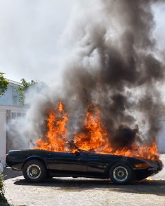 Miami Vice-auto gaat in vlammen op: 'Via rechtszaak gewonnen, via brand weer verloren'