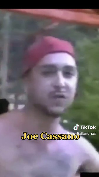 Ventiquattro anni fa ci lasciava Joe Cassano, rapper bolognese che assieme ad Inoki fondò il collettivo Porzione Massiccia Crew (PMC). Di Joe Cassano resteranno le liriche ineguagliabili e uniche, il suo slang originale maturato tra Bologna e New York (in cui visse durante l'adolescenza) e, soprattutto, il rimpianto di non aver potuto vedere ed ascoltare cosa avrebbe fatto in futuro, proprio nel momento in cui si stava affermando nella scena. Il fratello Alberto decise di completare l'album a cu