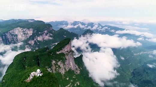 【千里眼航拍】天门山国家森林公园，夏日云海现“悬浮天门”奇景