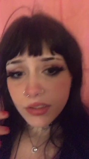 HAIRSTUCK TO MY EYELASHHH NOOO😡😡😡also pleas normalize girls poop pants just like the boys😰😰