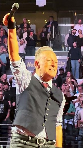 Bruce Springsteen - Philly fans sing Hungry Heart Xfinity Mobile Arena Philadelphia 5/30/26
