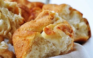 Easy Crescent Roll Recipes - Butterry Tasting 3 Ingredient Pull Apart Bread