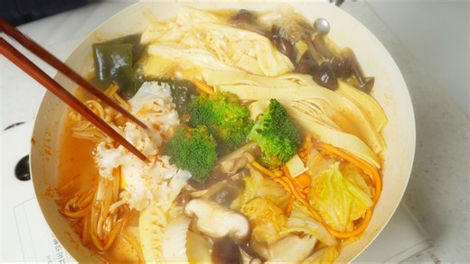 冬天不知道吃什么的晚上，就来一碗热乎乎的酸汤吧！