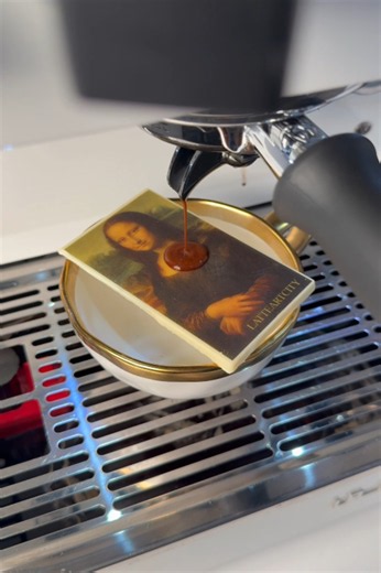 Mona Lisa chocolate espresso pour coffee art