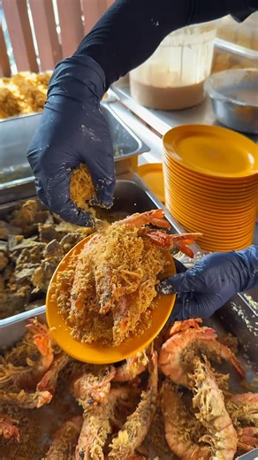 MAK KIMBONG BANDAR BARU BANGI on Instagram: "Menu paling best di section goreng tepung yang ada di MK adalah udang goreng tepung 😍❤️ Udang besar2 bas, dan kami menggunakan udang harimau fresh size XXXL , korang wajib singgah ✨ 📍Restoran Mak Kimbong, Seksyen 4 Bandar Baru Bangi, Selangor. ⏰Waktu Operasi : 7 Pagi - 5 Petang (Tutup pada setiap hari Isnin) #fyp #fyp~ #foryou #trending #trendingvideo #makananviral #makanviral #makkimbong #makkimbongbangi #bandarbarubangi #portmakanbangi #fyp #makan