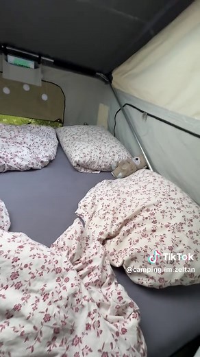 Einblick in unseren Schlafbreich, für uns völlig ausreichend, wir schlafen aktuell noch mit unserem Sohn in einem Bett. Einfach ein Traum nachts den Sternenhimmel zu beobachten. ✨ #campingimzeltanhänger#camping#zeltanhänger#campinglife#auszeit#campingmitzeltanhänger @CAMPWERK