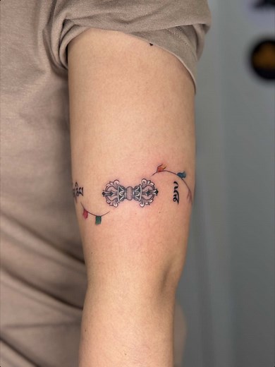 ✨ Sacred lines, divine balance. Tibetan mantra, prayer flags, and a detailed Dorje wrapped around the arm. #TibetanTattoo #DorjeTattoo #MantraTattoo #PrayerFlagTattoo #ratink_tattoo
