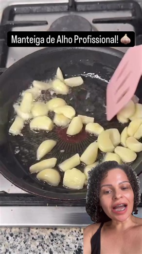 O segredo do sabor profissional na sua cozinha! 🧄🧈 Essa manteiga de alho é perfeita para finalizar carnes, passar no pãozinho ou temperar batatas. . . #manteigadealho #gastronomia #dicasdecozinha #vidadedonadecasa #churrasco